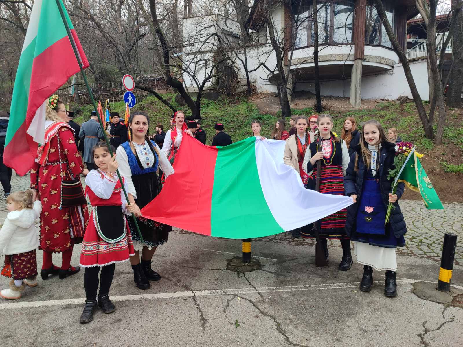 Днес на 3 Март децата от ,,Младежки клуб Ивайло” се включиха в шествието в Пловдив!