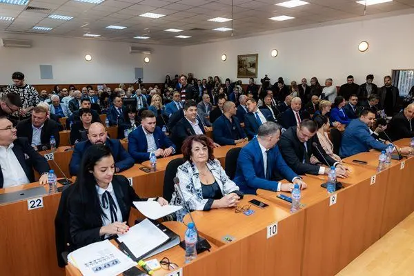 Общинският съвет на Пазарджик отхвърли предложението на съветника Благо Солов за освобождаване от длъжност на председателя Найден Шопов